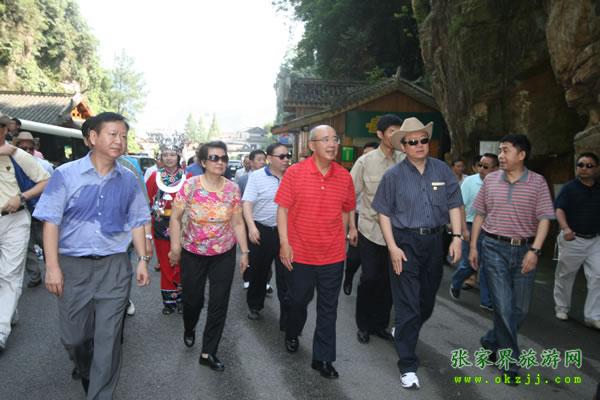 張家界市委書記胡伯?。ㄗ笠唬┡阃瑖顸h主席吳伯雄（正中）前往梯瑪神歌劇場(chǎng)